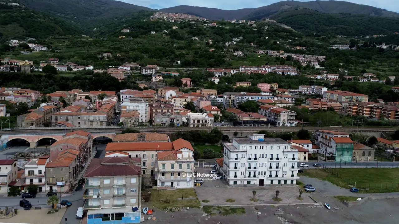 <p>Uno scorcio di Fuscaldo</p>\\n