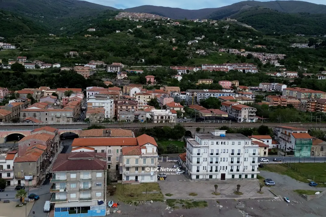 <p>Uno scorcio di Fuscaldo</p>\\n