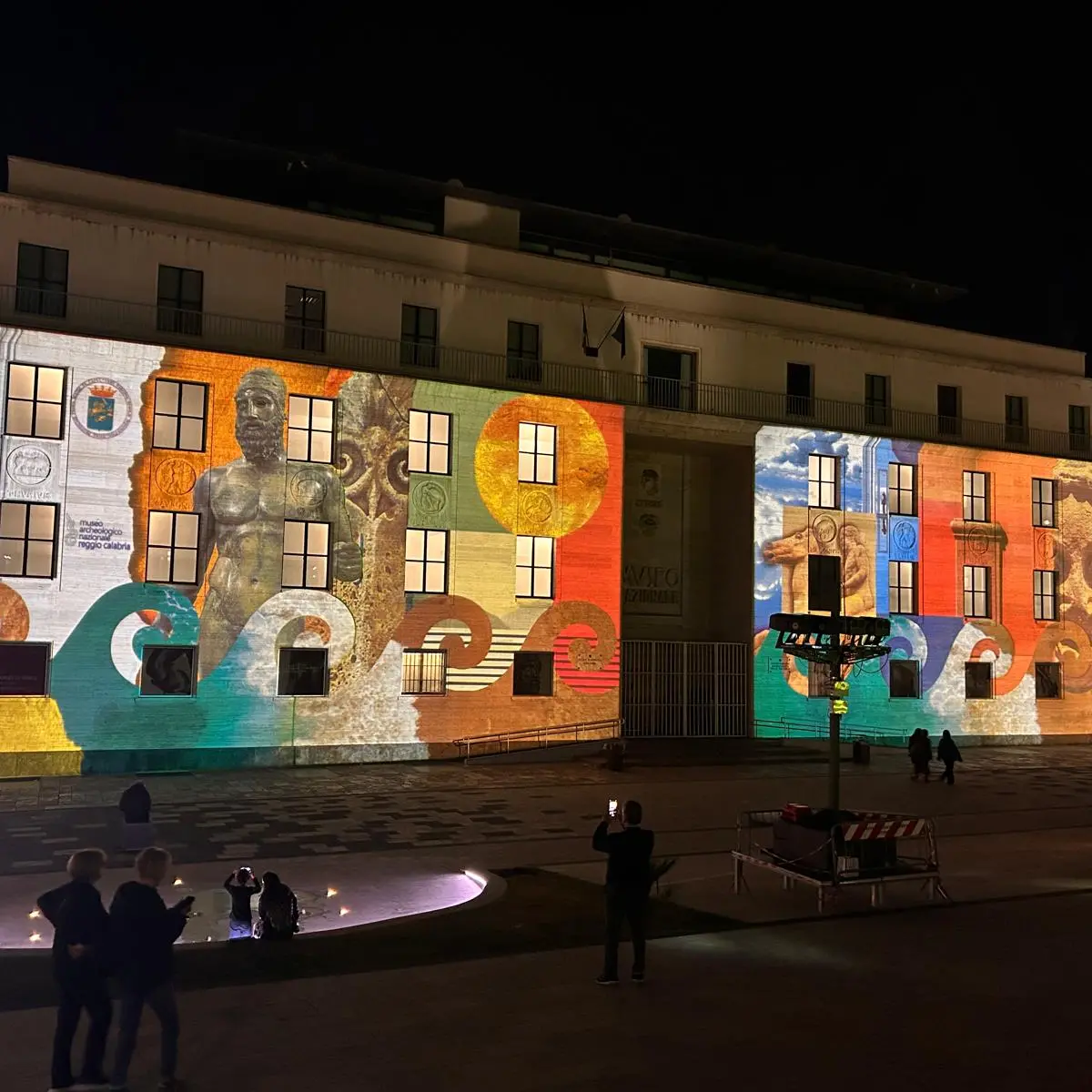 La casa dei Bronzi di Riace si illumina con i tesori del MArRC: le opere del museo proiettate sulla facciata\n