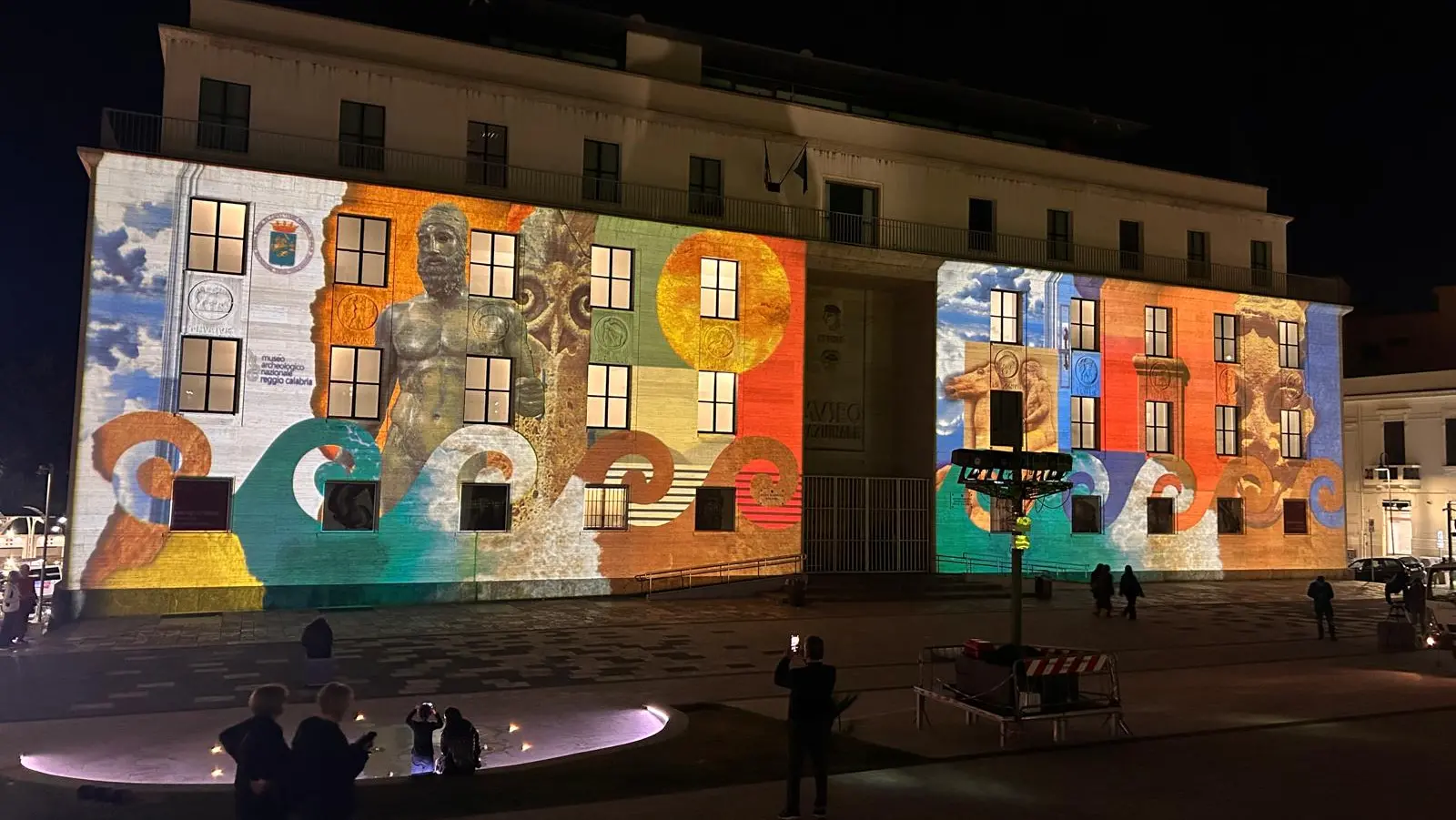 La casa dei Bronzi di Riace si illumina con i tesori del MArRC: le opere del museo proiettate sulla facciata\n