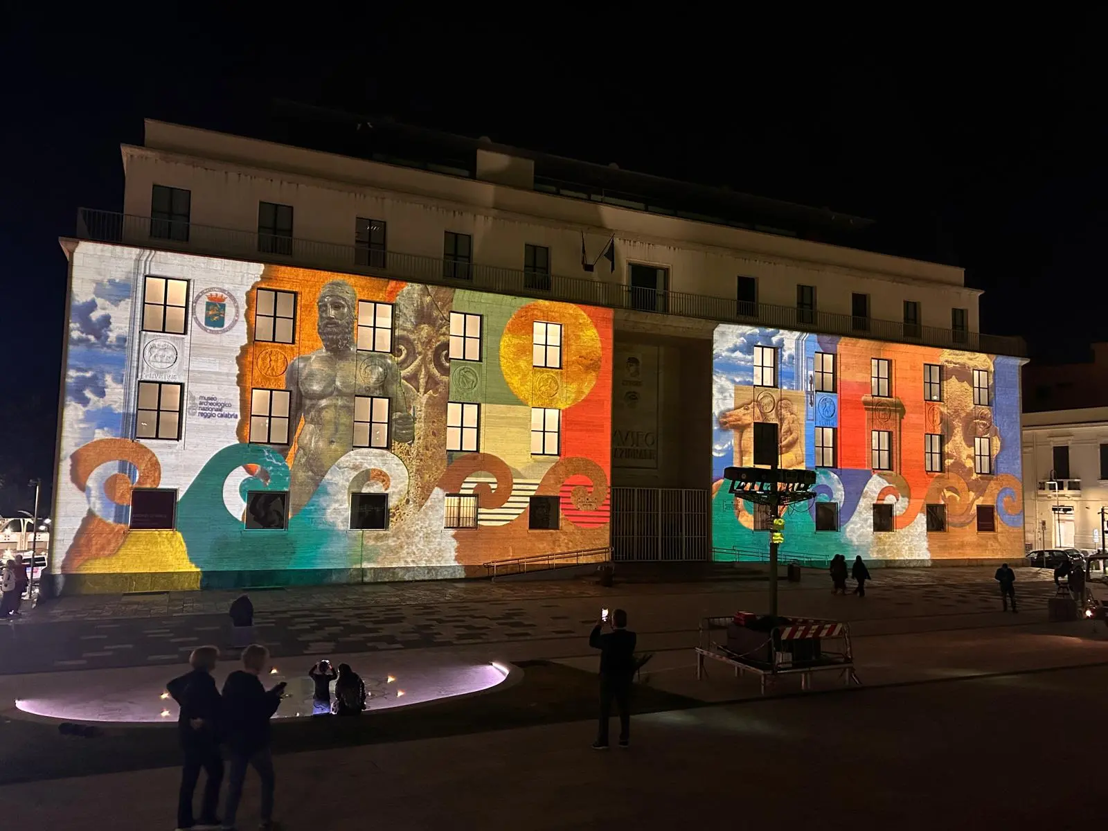 La casa dei Bronzi di Riace si illumina con i tesori del MArRC: le opere del museo proiettate sulla facciata\n