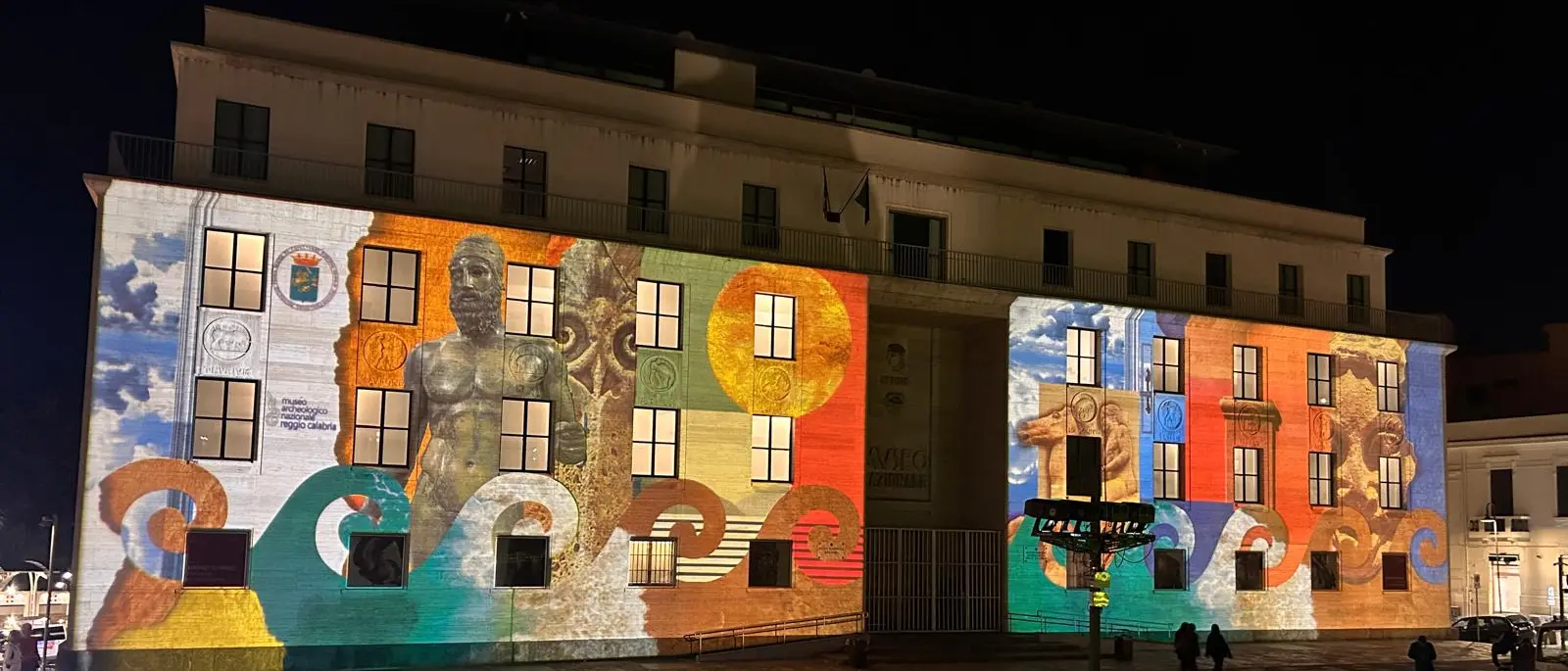 La casa dei Bronzi di Riace si illumina con i tesori del MArRC: le opere del museo proiettate sulla facciata\n