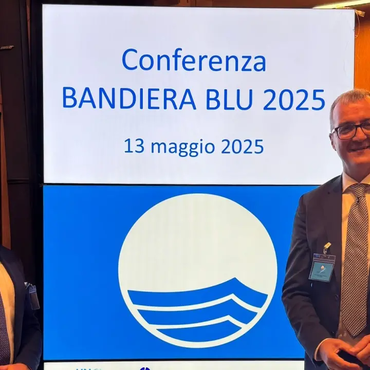 Cariati Bandiera Blu dopo più di dieci anni: mare eccellente, spiagge curate e attenzione all’ambiente\n