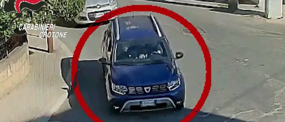 Poliziotto aggredito a Crotone dai familiari del pizzaiolo ucciso: imputati patteggiano la pena\n