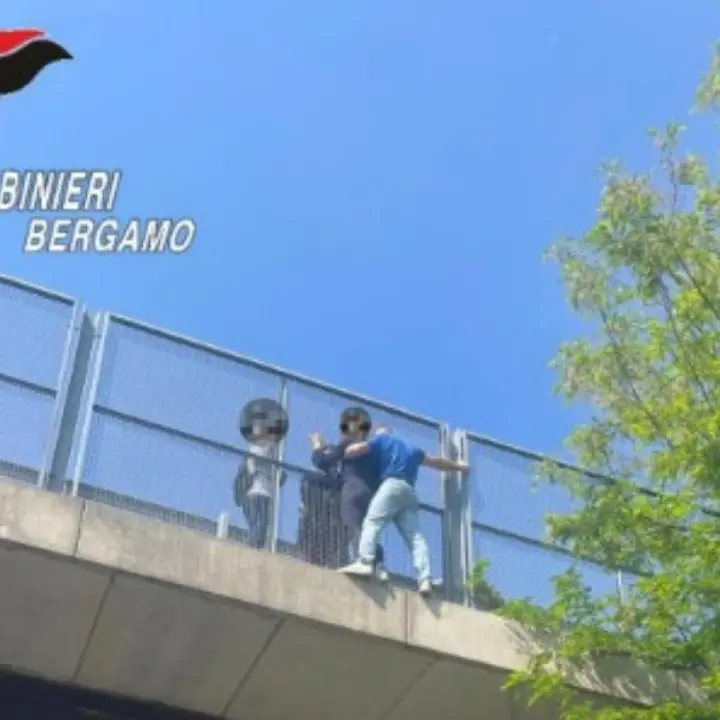 Bergamo, carabiniere calabrese salva una donna pronta a lanciarsi da un cavalcavia: «Non ho fatto nulla di speciale»\n