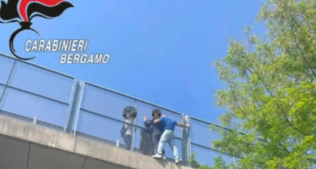 Bergamo, carabiniere calabrese salva una donna pronta a lanciarsi da un cavalcavia: «Non ho fatto nulla di speciale»\n