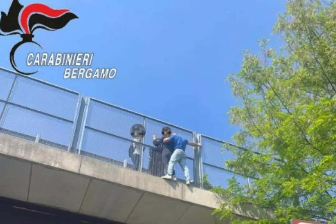 Bergamo, carabiniere calabrese salva una donna pronta a lanciarsi da un cavalcavia: «Non ho fatto nulla di speciale»\n