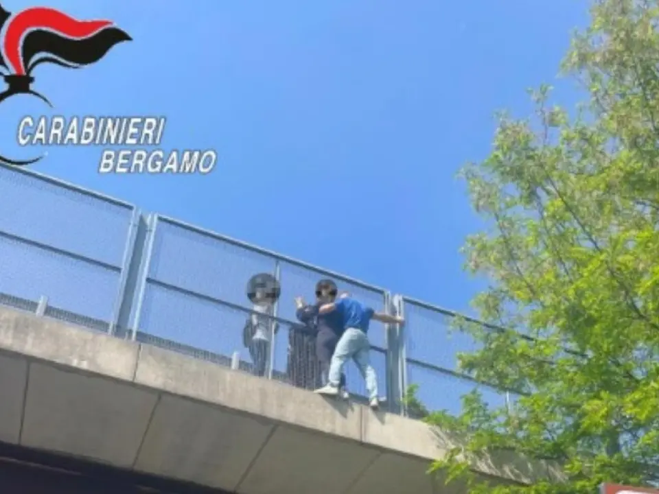 Bergamo, carabiniere calabrese salva una donna pronta a lanciarsi da un cavalcavia: «Non ho fatto nulla di speciale»
