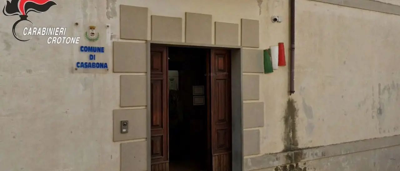 Comune di Casabona sciolto per mafia, si è insediata la commissione straordinaria che guiderà l’Ente per 18 mesi