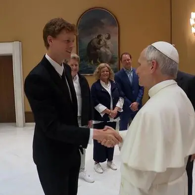 Sinner incontra Papa Leone XIV: «Vuole giocare?», poi dona la sua racchetta al Pontefice\n