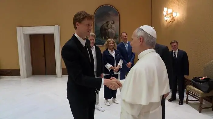Sinner incontra Papa Leone XIV: «Vuole giocare?», poi dona la sua racchetta al Pontefice\n