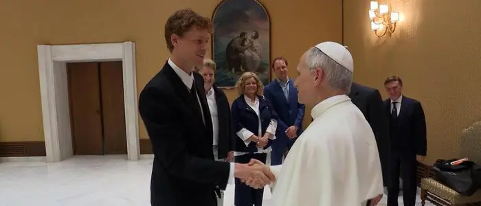 Sinner incontra Papa Leone XIV: «Vuole giocare?», poi dona la sua racchetta al Pontefice\n