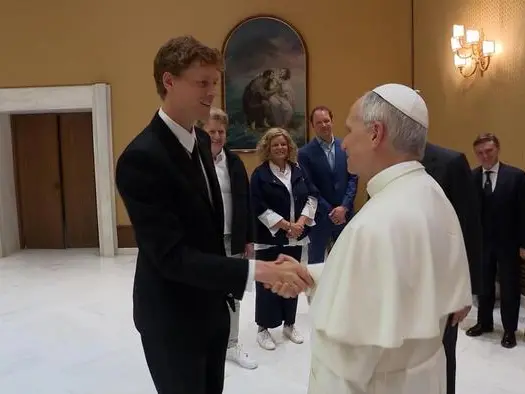 Sinner incontra Papa Leone XIV: «Vuole giocare?», poi dona la sua racchetta al Pontefice
