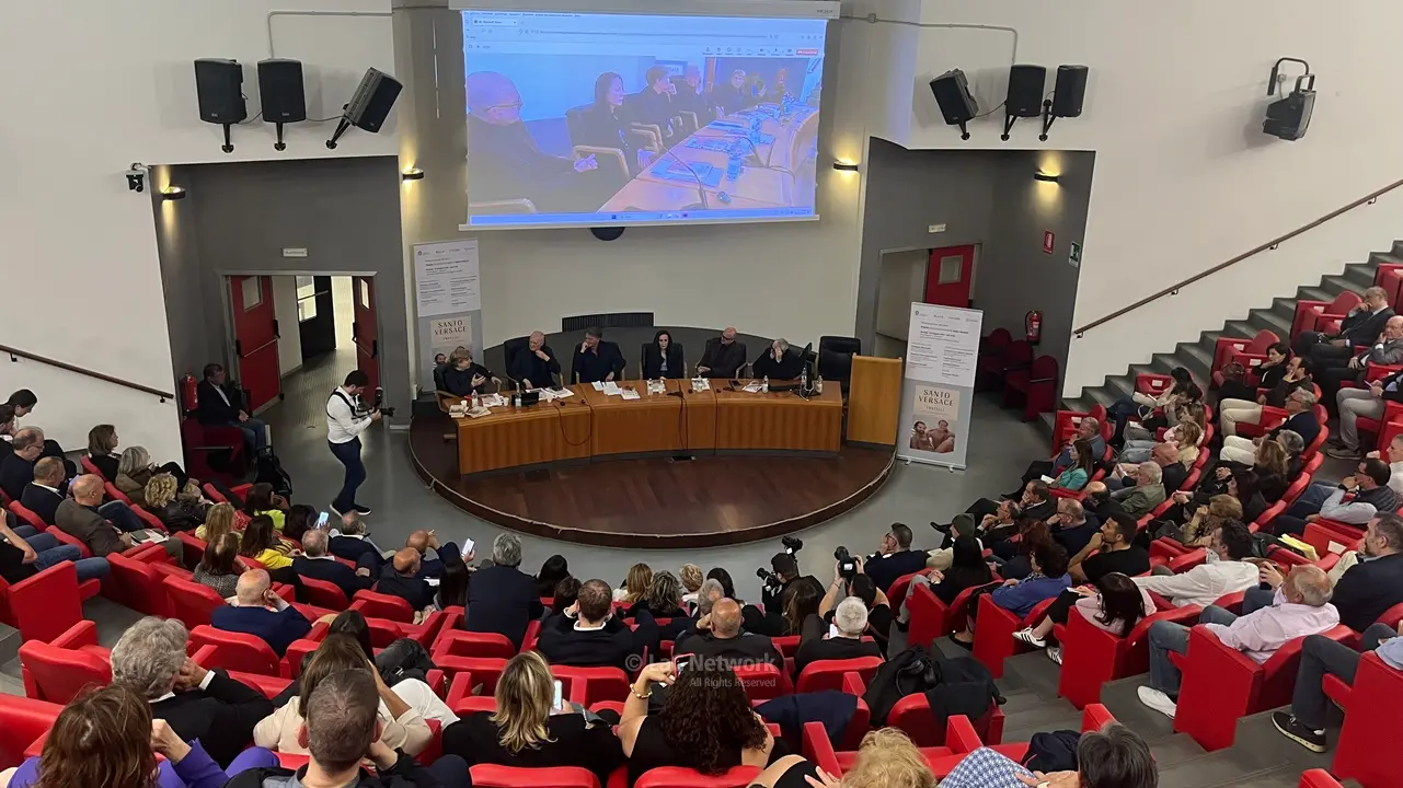 <p>La presentazione del volume &quot;Fratelli. Una famiglia italiana&quot;&nbsp;di Santo Versace nell&#39;aula magna Ludovico Quaroni della Mediterranea</p>\\n