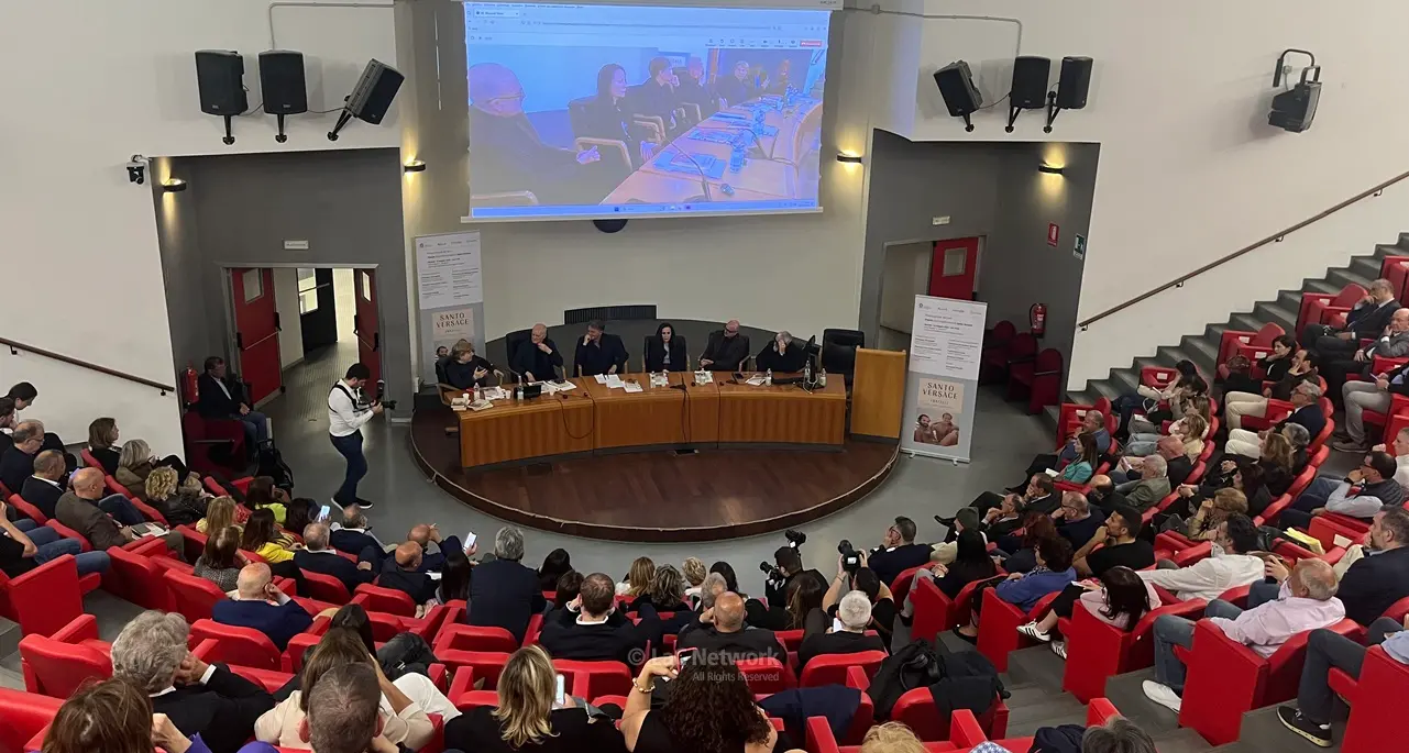 Reggio, Santo Versace alla Mediterranea racconta la storia della sua famiglia: «Gianni non ha mai dimenticato le sue radici»\n