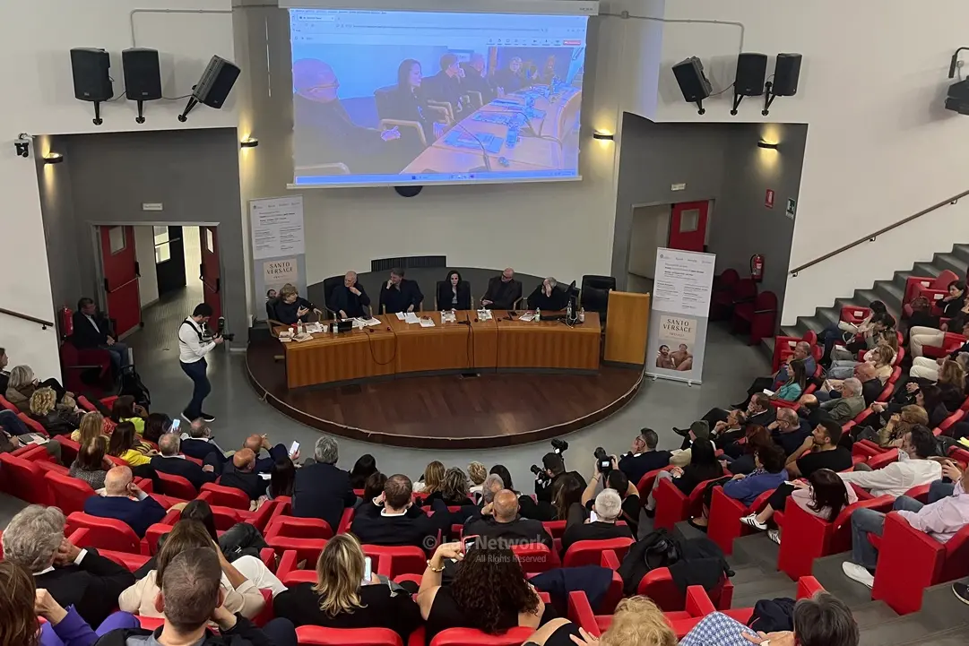<p>La presentazione del volume &quot;Fratelli. Una famiglia italiana&quot;&nbsp;di Santo Versace nell&#39;aula magna Ludovico Quaroni della Mediterranea</p>\\n