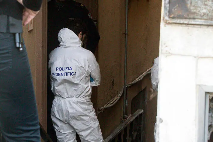 Anziana strangolata a morte a Milano dal vicino di casa 15enne: a chiamare il 112 la madre del ragazzo\n