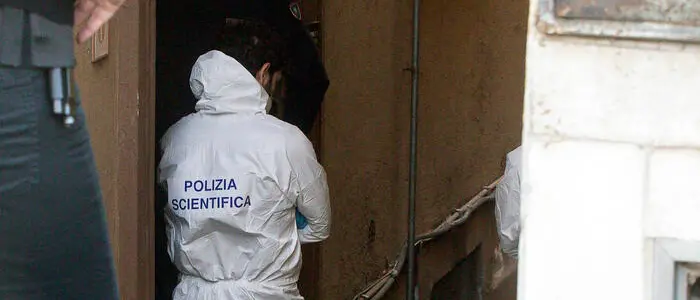 Anziana strangolata a morte a Milano dal vicino di casa 15enne: a chiamare il 112 la madre del ragazzo\n
