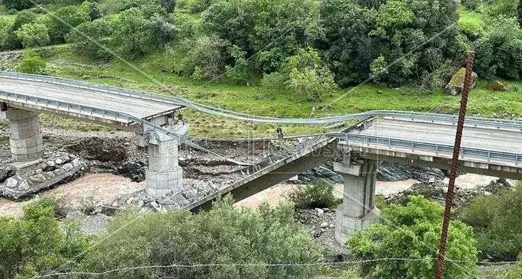 Ponte crollato a Longobucco, dodici indagati