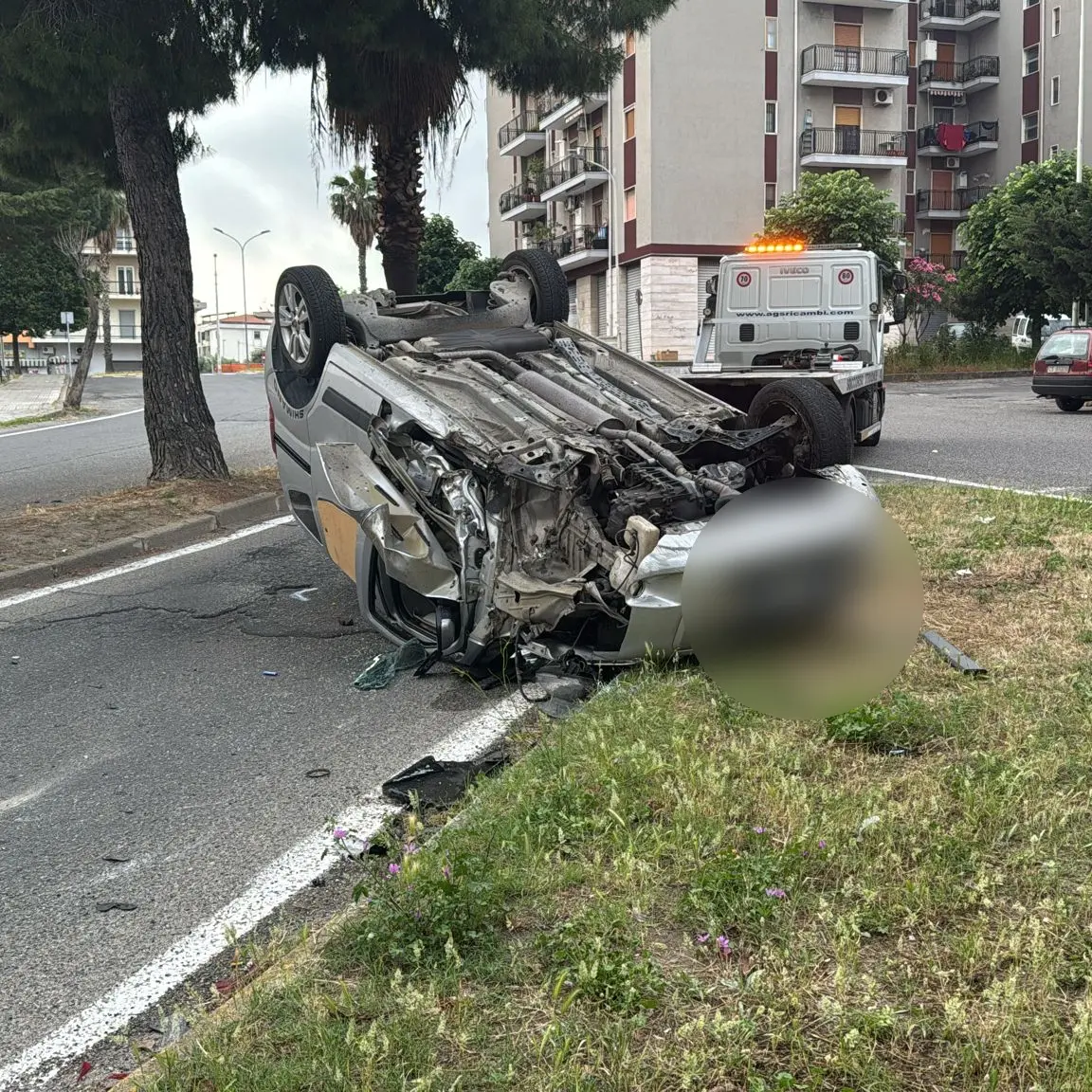 Auto si ribalta in via Aldo Moro a Rossano: giovane trasportata d'urgenza al pronto soccorso\n