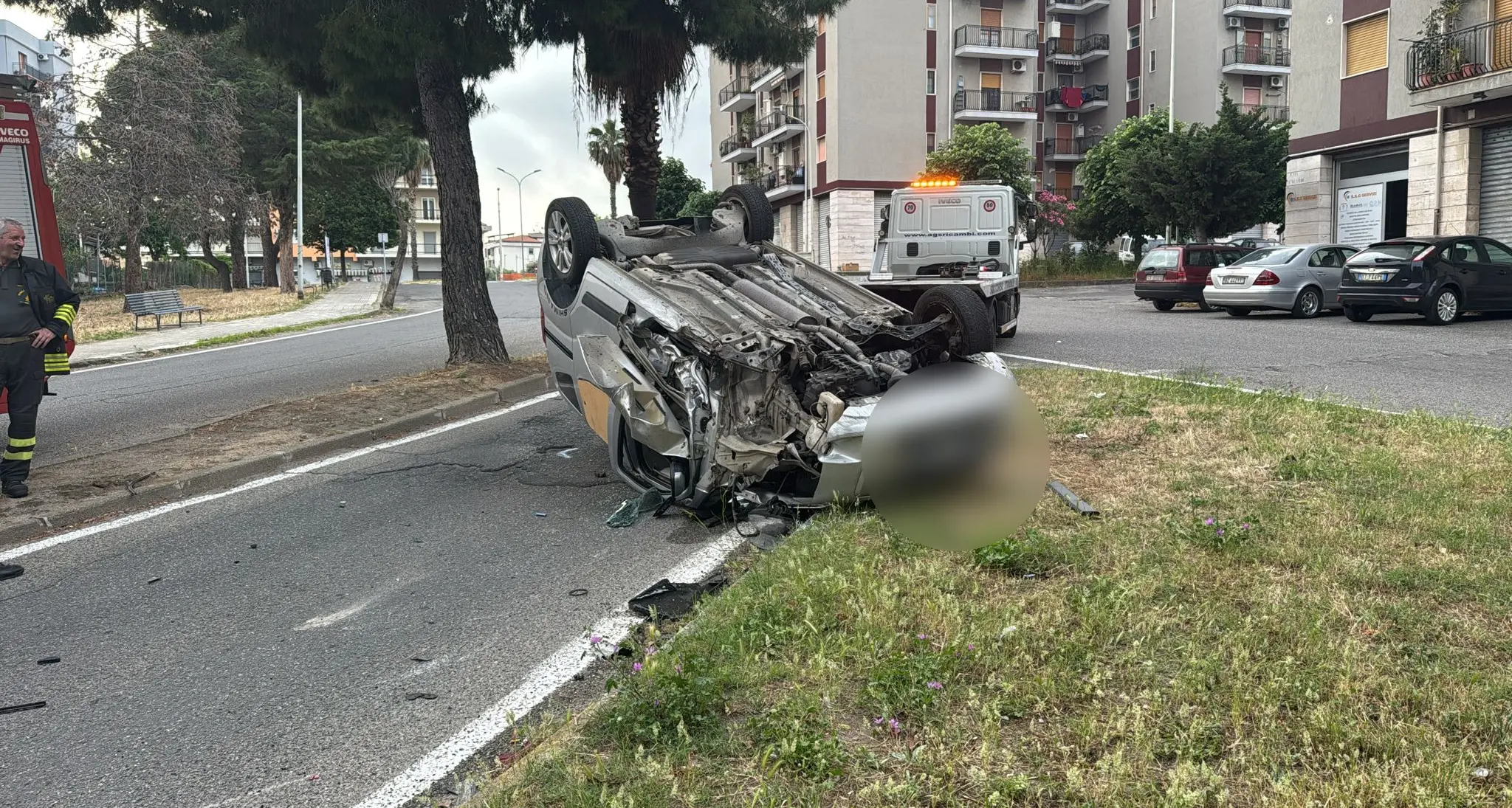 Auto si ribalta in via Aldo Moro a Rossano: giovane trasportata d'urgenza al pronto soccorso\n