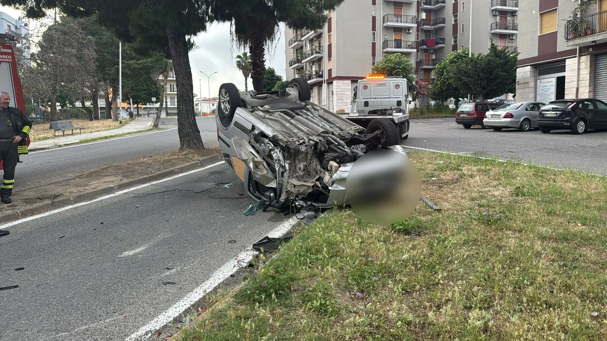 Auto si ribalta in via Aldo Moro a Rossano: giovane trasportata d'urgenza al pronto soccorso\n
