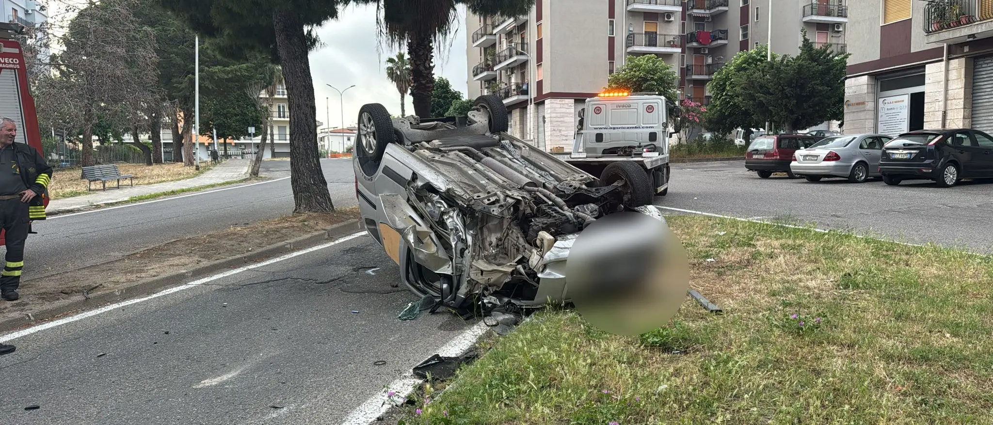 Auto si ribalta in via Aldo Moro a Rossano: giovane trasportata d'urgenza al pronto soccorso\n