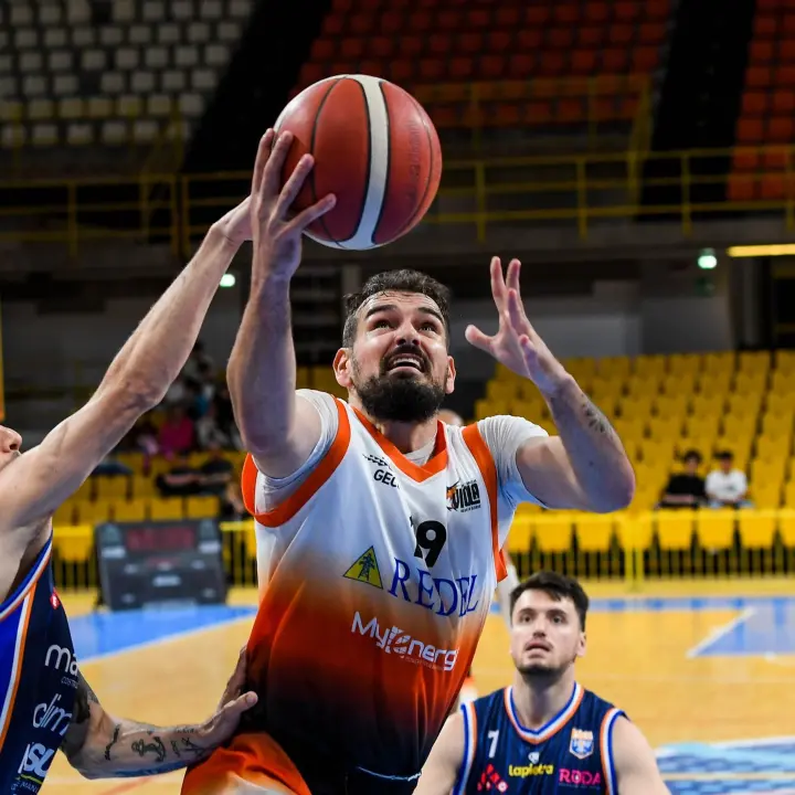 Basket Viola Reggio lotta ma non basta: Monopoli vince in Calabria e la elimina dai play off\n