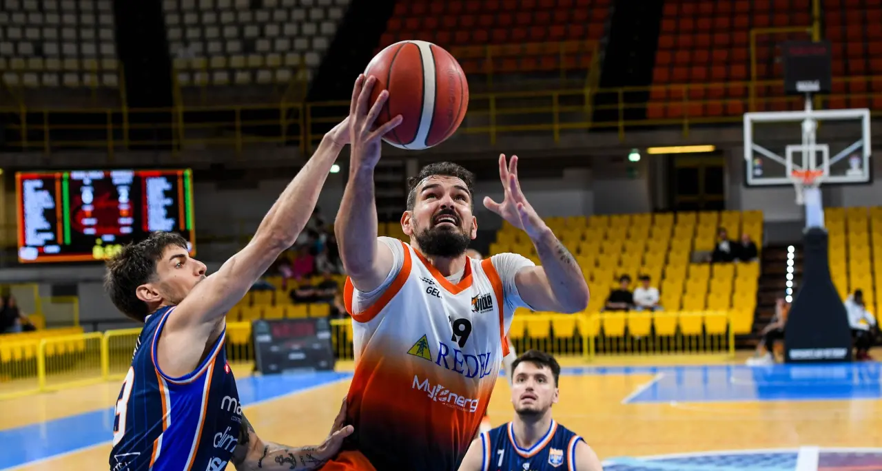 Basket Viola Reggio lotta ma non basta: Monopoli vince in Calabria e la elimina dai play off\n