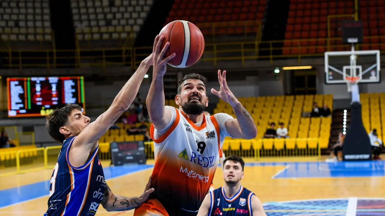 Basket Viola Reggio lotta ma non basta: Monopoli vince in Calabria e la elimina dai play off\n