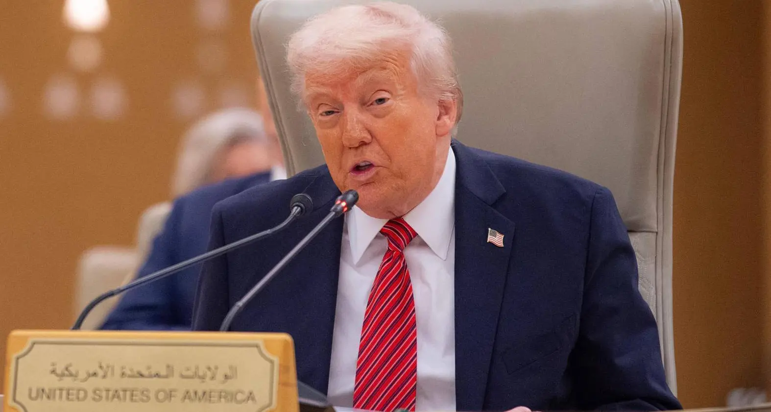 La nuova diplomazia di Trump: abbracci a Sharaa e intese economiche con il Qatar\n