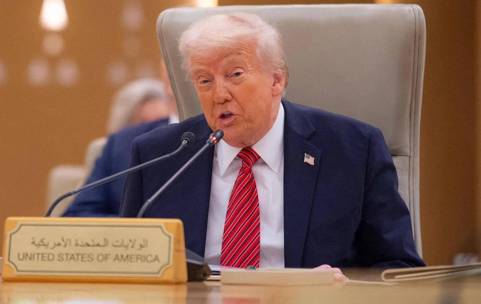 La nuova diplomazia di Trump: abbracci a Sharaa e intese economiche con il Qatar\n