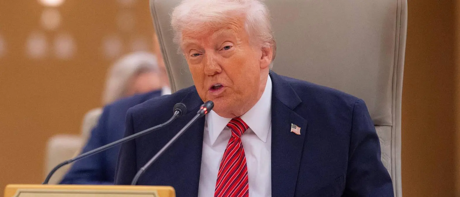 La nuova diplomazia di Trump: abbracci a Sharaa e intese economiche con il Qatar\n