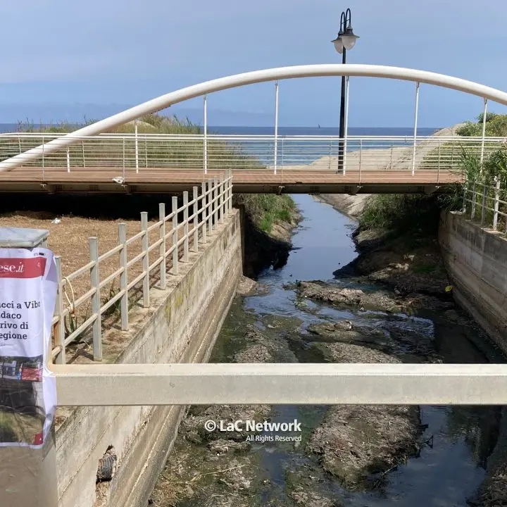 Vibo Marina, il fosso Antonucci preoccupa i residenti del quartiere Pennello: «È uno schifo e finisce tutto in mare»\n