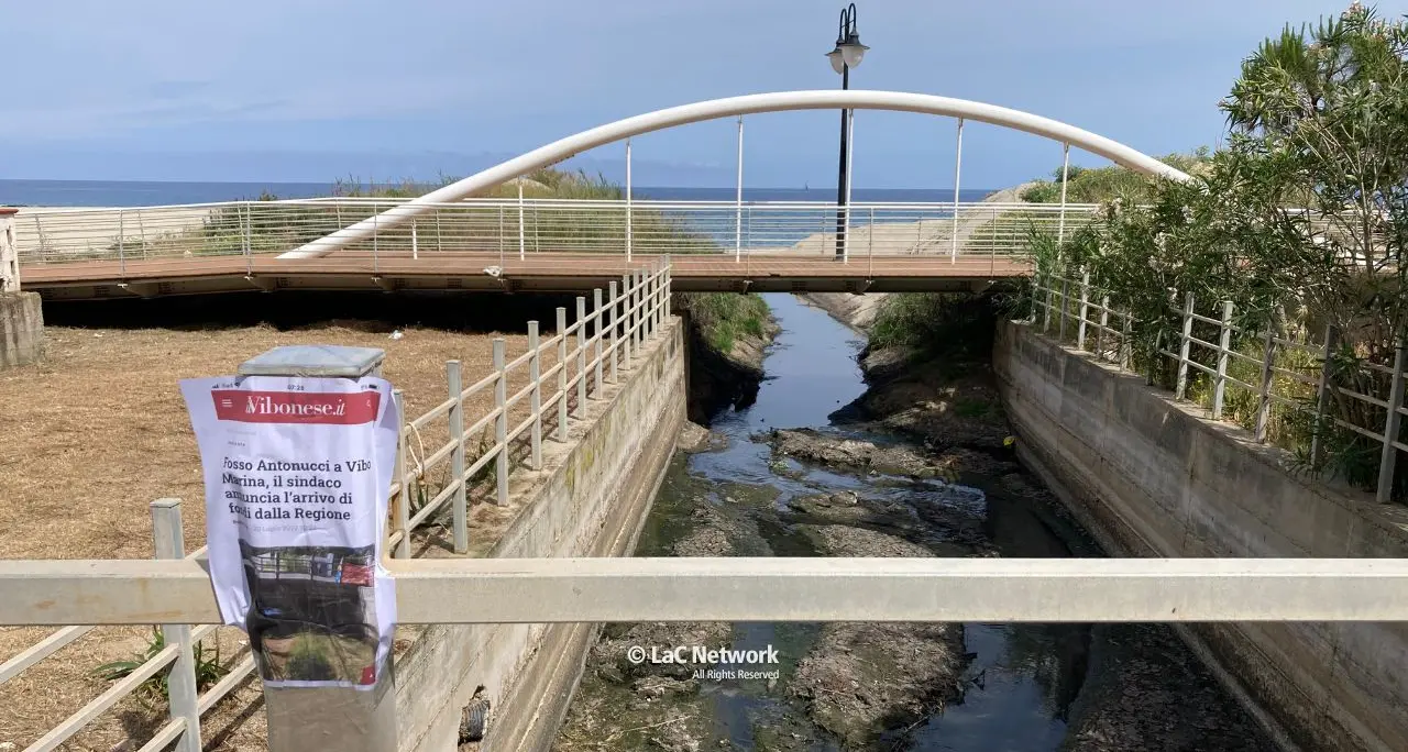 Vibo Marina, il fosso Antonucci preoccupa i residenti del quartiere Pennello: «È uno schifo e finisce tutto in mare»\n