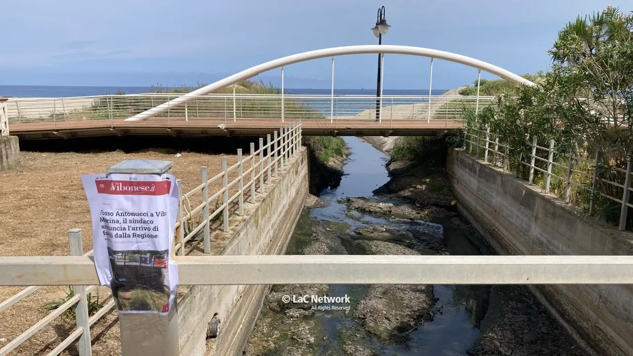 Vibo Marina, il fosso Antonucci preoccupa i residenti del quartiere Pennello: «È uno schifo e finisce tutto in mare»\n