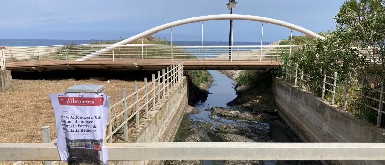 Vibo Marina, il fosso Antonucci preoccupa i residenti del quartiere Pennello: «È uno schifo e finisce tutto in mare»\n