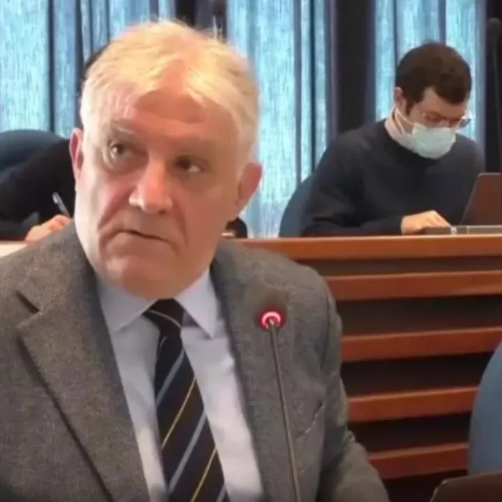 «L’acqua in Calabria è una promessa che non disseta: i cittadini pagano e nessuno muove un dito»: le accuse di Gualtieri\n