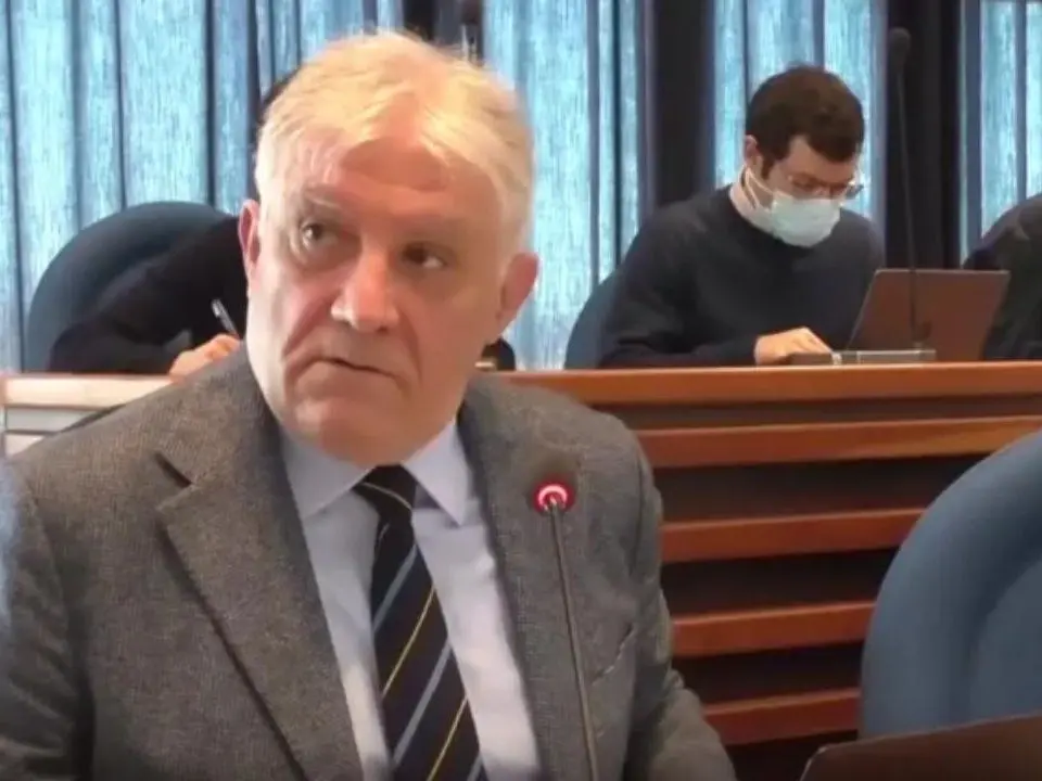 «L’acqua in Calabria è una promessa che non disseta: i cittadini pagano e nessuno muove un dito»: le accuse di Gualtieri