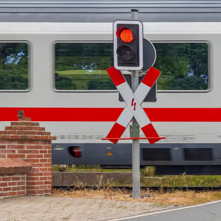Monza e Brianza, 14enne muore travolta da un treno mentre\u00A0stava attraversando un passaggio a livello con le cuffiette\n