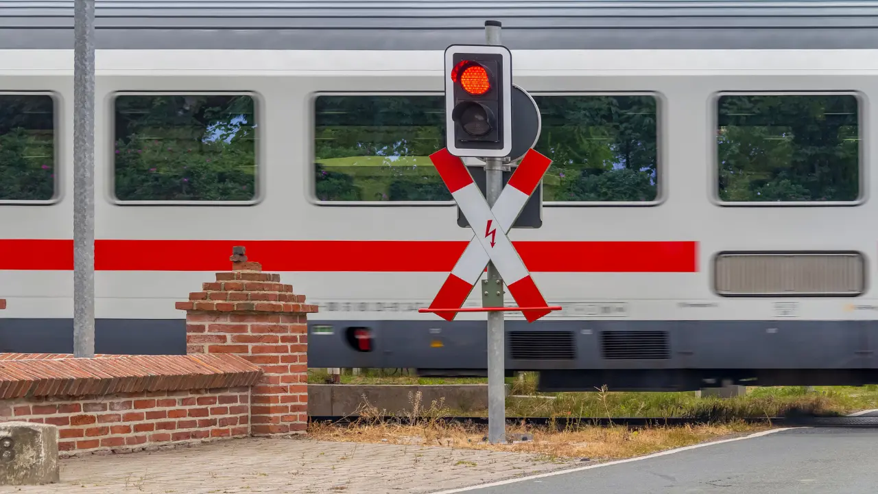 Monza e Brianza, 14enne muore travolta da un treno mentre\u00A0stava attraversando un passaggio a livello con le cuffiette\n