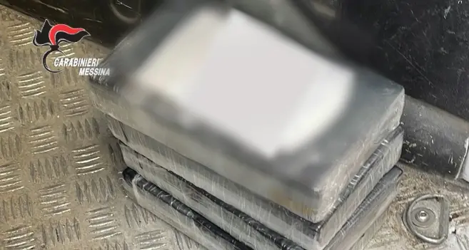 Corriere della droga beccato su un traghetto dalla Calabria con 4 chili di cocaina e 11mila euro: arrestato\n