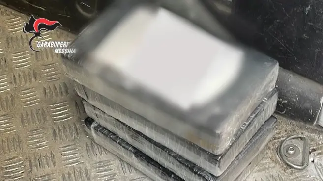 Corriere della droga beccato su un traghetto dalla Calabria con 4 chili di cocaina e 11mila euro: arrestato\n