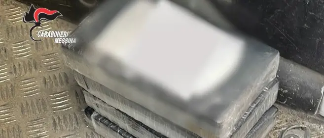 Corriere della droga beccato su un traghetto dalla Calabria con 4 chili di cocaina e 11mila euro: arrestato\n