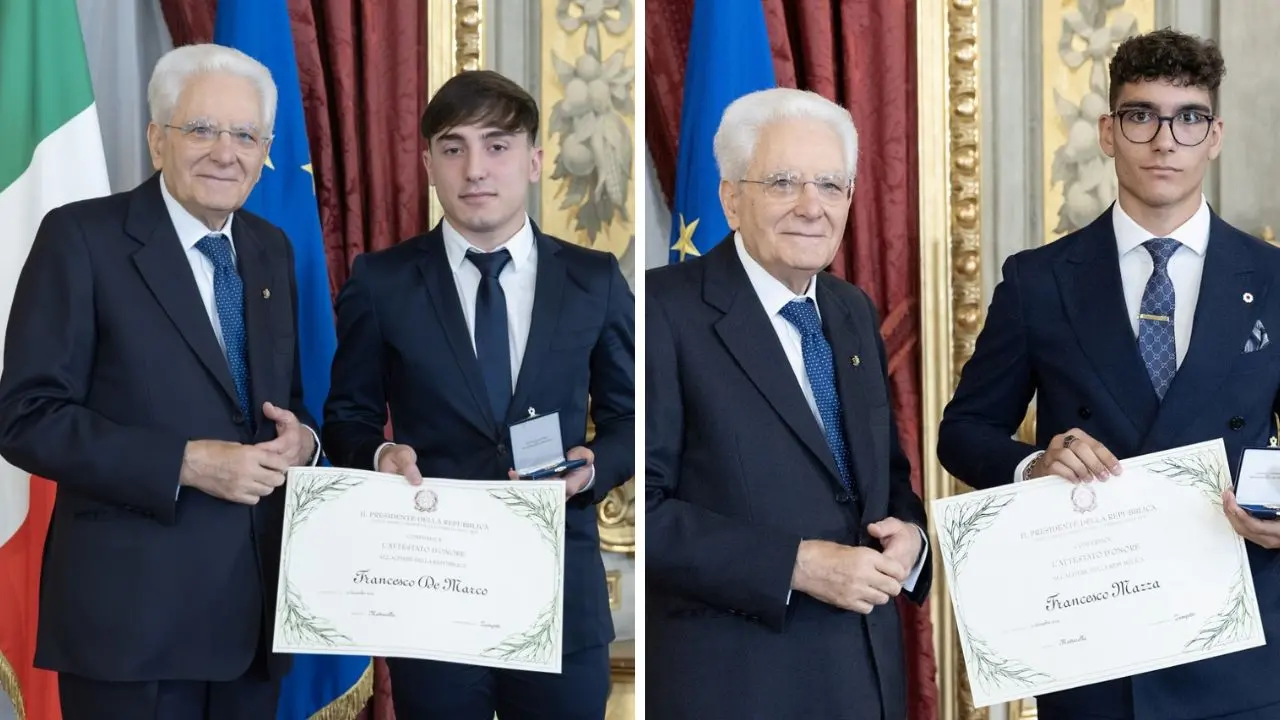 I due calabresi alfieri della Repubblica premiati da Mattarella: «Che emozione stringere la mano del presidente»
