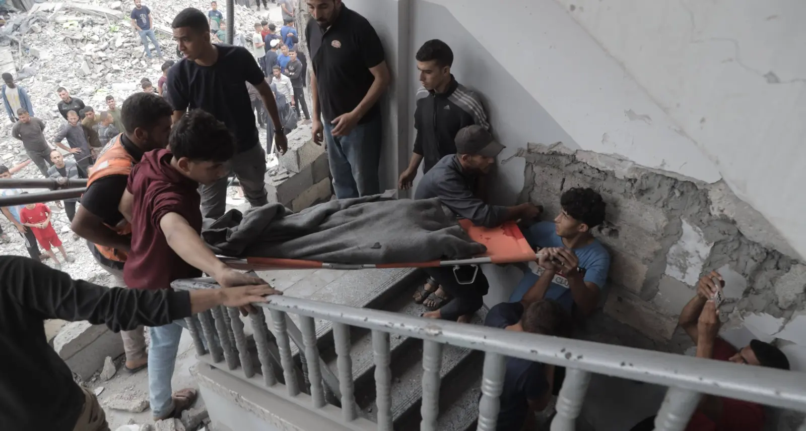 Il bambino ucciso e la bandiera\u00A0rimossa. Da Gaza a Putignano, l'impunità ha bisogno del silenzio\n