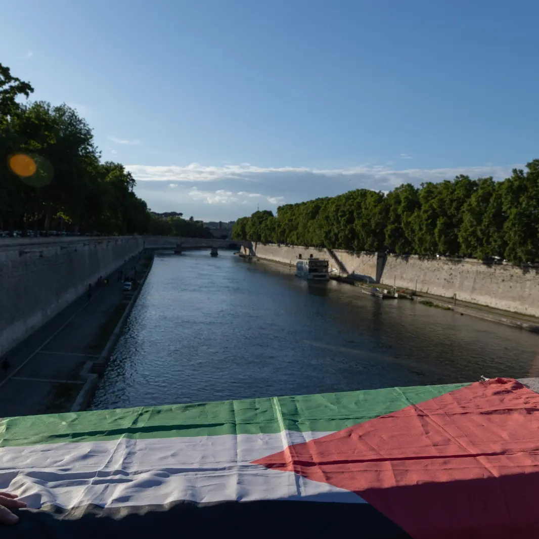 Giro d’Italia e giro di valori: rimozione della bandiera palestinese e libertà in fuga\n