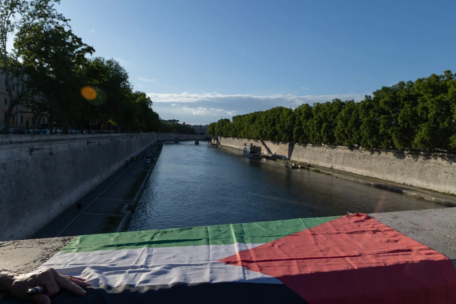 Giro d’Italia e giro di valori: rimozione della bandiera palestinese e libertà in fuga\n