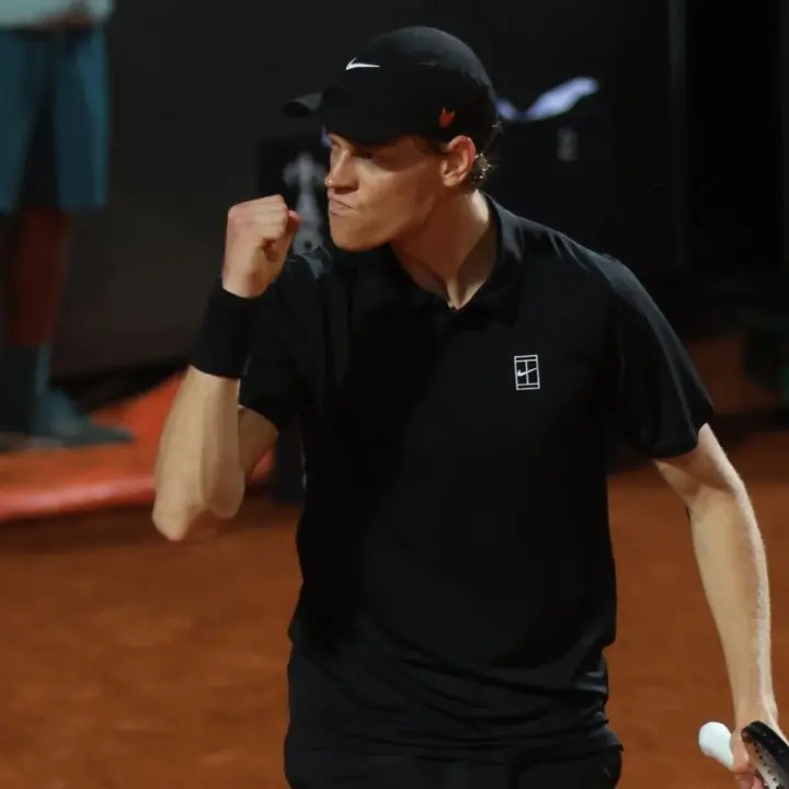 Tennis, Sinner stratosferico agli Internazionali d'Italia: batte Ruud e vola in semifinale\n