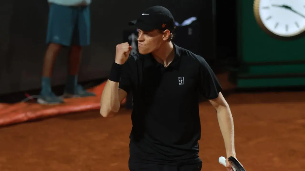 Tennis, Sinner stratosferico agli Internazionali d'Italia: batte Ruud e vola in semifinale\n